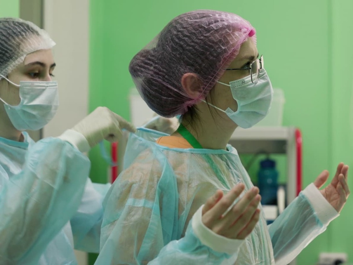 Кошка на операции в ветклинике Лапа Помощи Краснодар Фото работы хирурга ветеринарной клиники Лапа Помощи Краснодар